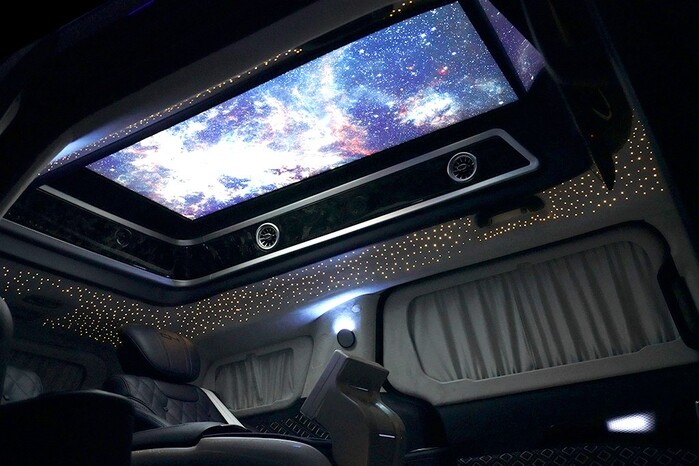 스마트 시대에 걸맞게 한층 더 업그레이드 된 4인승 카니발 하이리무진이 선보여졌다.